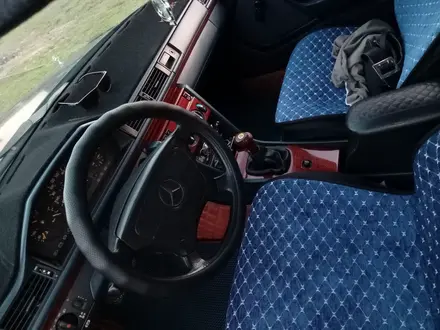 Mercedes-Benz E 220 1993 года за 2 100 000 тг. в Астана – фото 2