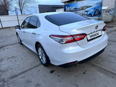 Toyota Camry 2019 года за 13 500 000 тг. в Уральск – фото 3