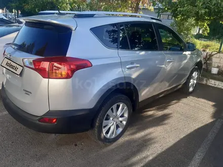 Toyota RAV4 2015 года за 12 600 000 тг. в Актобе – фото 4