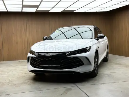 BYD Qin L DM-i Leading 2025 года за 10 600 000 тг. в Астана