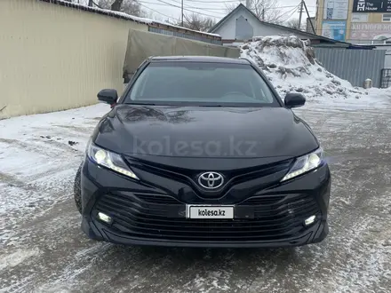 Toyota Camry 2018 года за 11 200 000 тг. в Уральск – фото 2