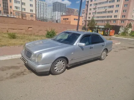 Mercedes-Benz E 280 1997 года за 2 100 000 тг. в Астана – фото 2