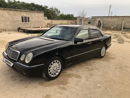 Mercedes-Benz E 280 1997 года за 2 800 000 тг. в Актау – фото 2