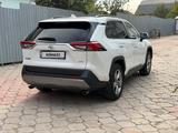 Toyota RAV4 2021 годаүшін13 300 000 тг. в Алматы – фото 3
