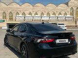 Toyota Camry 2022 года за 13 100 000 тг. в Уральск – фото 2
