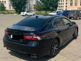 Toyota Camry 2022 года за 13 100 000 тг. в Уральск – фото 5