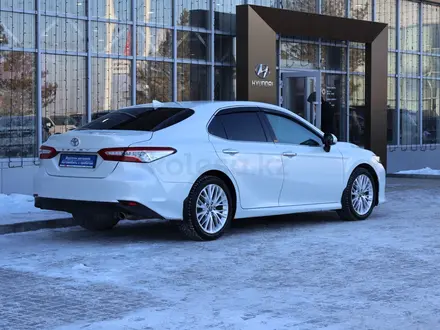 Toyota Camry 2018 года за 13 890 000 тг. в Астана – фото 5