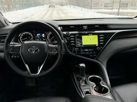 Toyota Camry 2019 года за 13 900 000 тг. в Алматы – фото 21