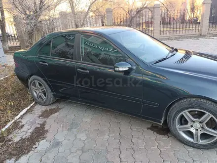 Mercedes-Benz C 180 2001 года за 2 600 000 тг. в Атырау – фото 2