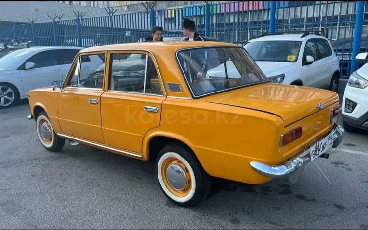 Ретро автомобиля ваз 2101 и москвича 412 в Астана