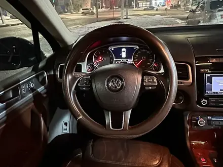 Volkswagen Touareg 2012 года за 11 990 000 тг. в Астана – фото 18