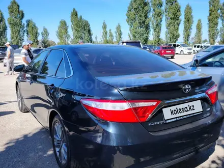 Toyota Camry 2017 года за 9 800 000 тг. в Актобе – фото 4