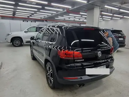 Volkswagen Tiguan 2015 года за 9 500 000 тг. в Астана – фото 2