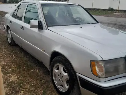 Mercedes-Benz E 200 1992 года за 900 000 тг. в Мерке – фото 3