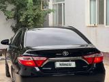 Toyota Camry 2015 года за 6 100 000 тг. в Жанаозен – фото 2