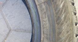 Зимние шины шипованные YOKOHAMA в идеальном состоянии. за 200 000 тг. в Астана – фото 2