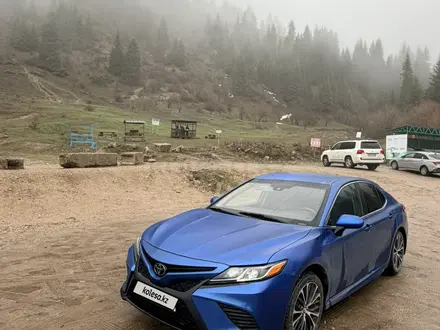 Toyota Camry 2018 года за 8 800 000 тг. в Караганда – фото 2