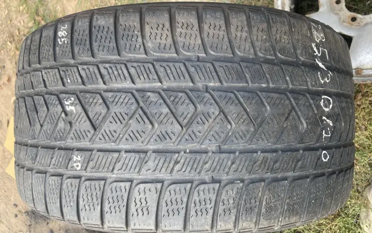 Одна зимняя шина 285/35/20 285/35R20 Pirelli. за 35 000 тг. в Алматы