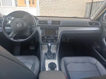 Volkswagen Passat 2014 года за 4 900 000 тг. в Атырау – фото 4