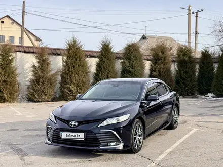 Toyota Camry 2023 года за 19 200 000 тг. в Шымкент