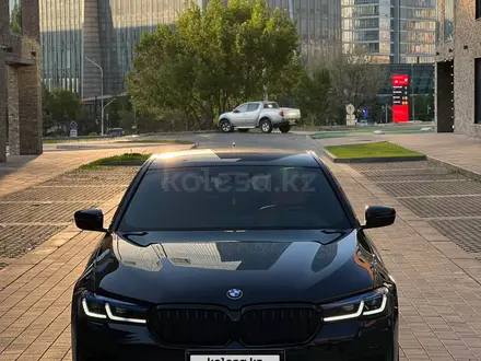 BMW 530 2021 года за 28 500 000 тг. в Алматы – фото 2