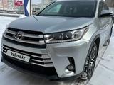 Toyota Highlander 2018 года за 27 000 000 тг. в Атырау