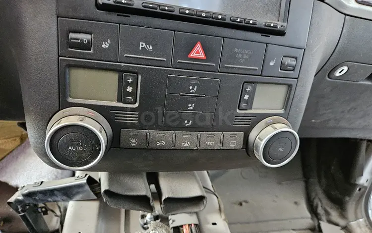 Климат контроль и магнитола монитор на Volkswagen Touareg за 811 тг. в Шымкент
