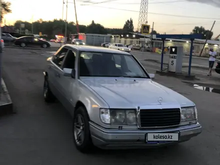 Mercedes-Benz E 220 1992 года за 1 550 000 тг. в Алматы