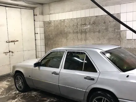 Mercedes-Benz E 220 1992 года за 1 550 000 тг. в Алматы – фото 3