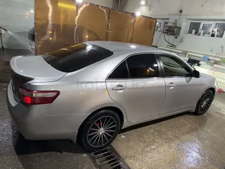 Toyota Camry 2007 года за 5 800 000 тг. в Актобе – фото 17