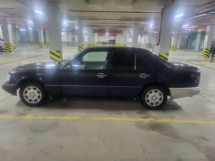 Mercedes-Benz E 200 1993 года за 1 459 204 тг. в Астана – фото 2