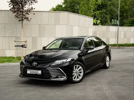 Toyota Camry 2023 года за 16 200 000 тг. в Алматы