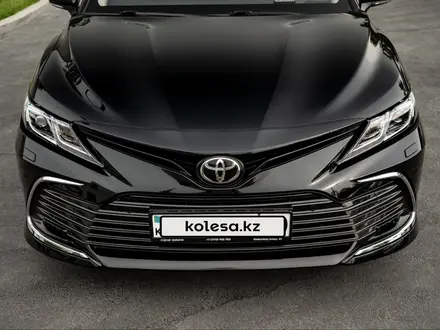 Toyota Camry 2023 года за 16 200 000 тг. в Алматы – фото 2