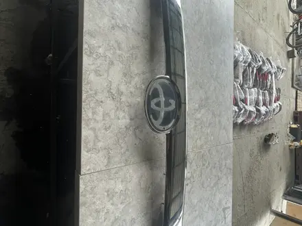 Молдинг (хром накладка) багажника бу оригинал за 15 000 тг. в Алматы