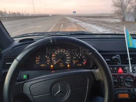 Mercedes-Benz C 180 1998 года за 2 350 000 тг. в Актобе – фото 18