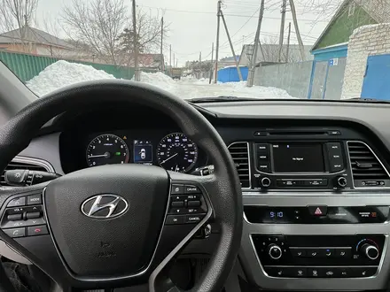 Hyundai Sonata 2015 года за 8 000 000 тг. в Актобе – фото 8