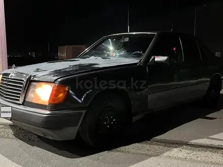 Mercedes-Benz E 200 1990 года за 1 300 000 тг. в Семей – фото 2