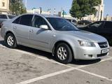 Hyundai Sonata 2005 года за 3 800 000 тг. в Тараз – фото 2