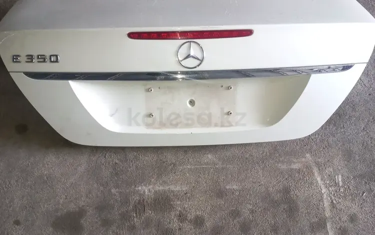 Крышка багажник mercedes W211 E350 за 45 000 тг. в Алматы