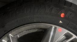 Шины в комплекте с дисками и датчиками GoodYear 215/60R16 за 400 000 тг. в Актобе – фото 2