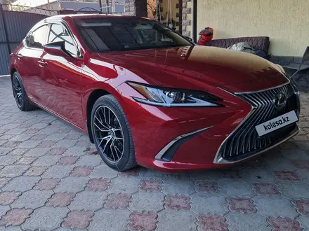 Lexus ES 300h 2019 года за 19 000 000 тг. в Алматы