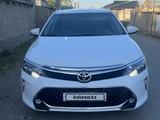 Toyota Camry 2017 года за 9 500 000 тг. в Шымкент – фото 2