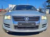 Volkswagen Touareg 2008 года за 3 990 000 тг. в Костанай – фото 2