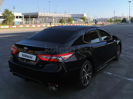 Toyota Camry 2018 года за 10 300 000 тг. в Атырау – фото 3