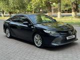Toyota Camry 2021 года за 13 850 000 тг. в Тараз