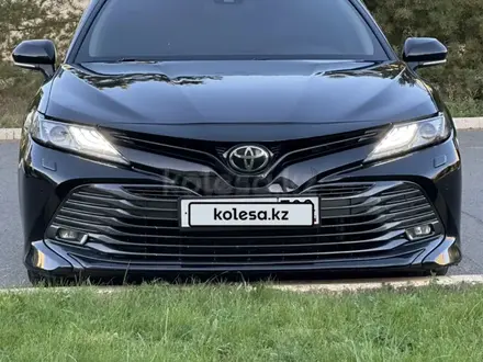 Toyota Camry 2018 года за 9 250 000 тг. в Уральск – фото 2