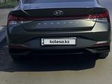 Hyundai Elantra 2022 года за 8 900 000 тг. в Уральск – фото 2