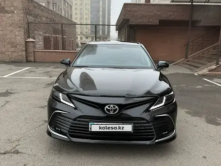 Toyota Camry 2021 года за 13 000 000 тг. в Алматы