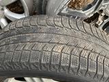 Диск с резиной на запаску Порше Кайенн R18 за 50 000 тг. в Алматы – фото 2