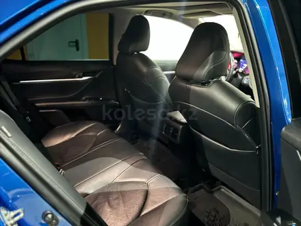 Toyota Camry 2018 года за 13 990 000 тг. в Караганда – фото 15